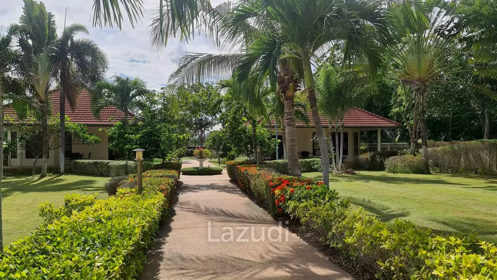 Resort complex with villa and 4 separate bungalows in Cha Am