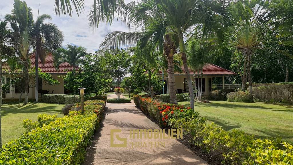 Resort complex with villa and 4 separate bungalows in Cha Am
