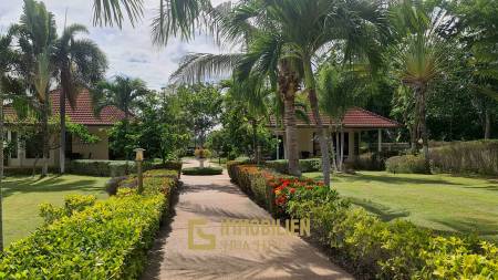 Resort complex with villa and 4 separate bungalows in Cha Am