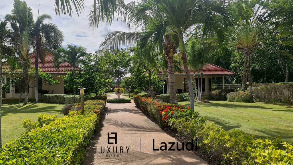 Resort complex with villa and 4 separate bungalows in Cha Am