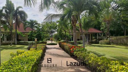 Resort complex with villa and 4 separate bungalows in Cha Am
