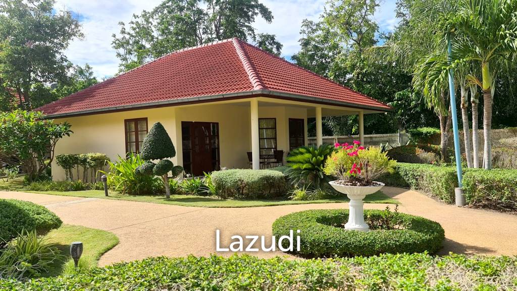 Resort complex with villa and 4 separate bungalows in Cha Am
