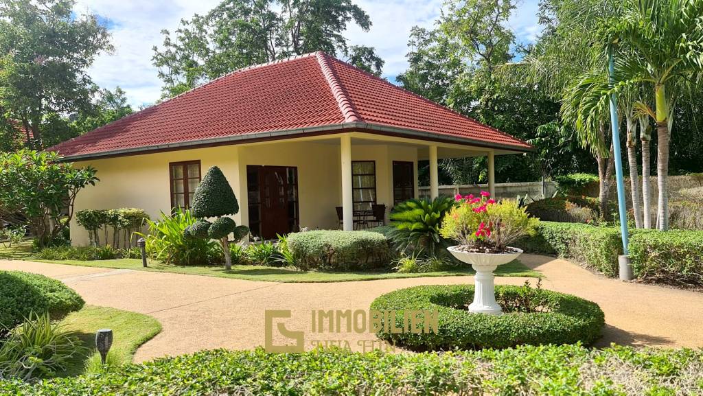 Resort complex with villa and 4 separate bungalows in Cha Am
