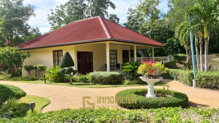 Resort complex with villa and 4 separate bungalows in Cha Am