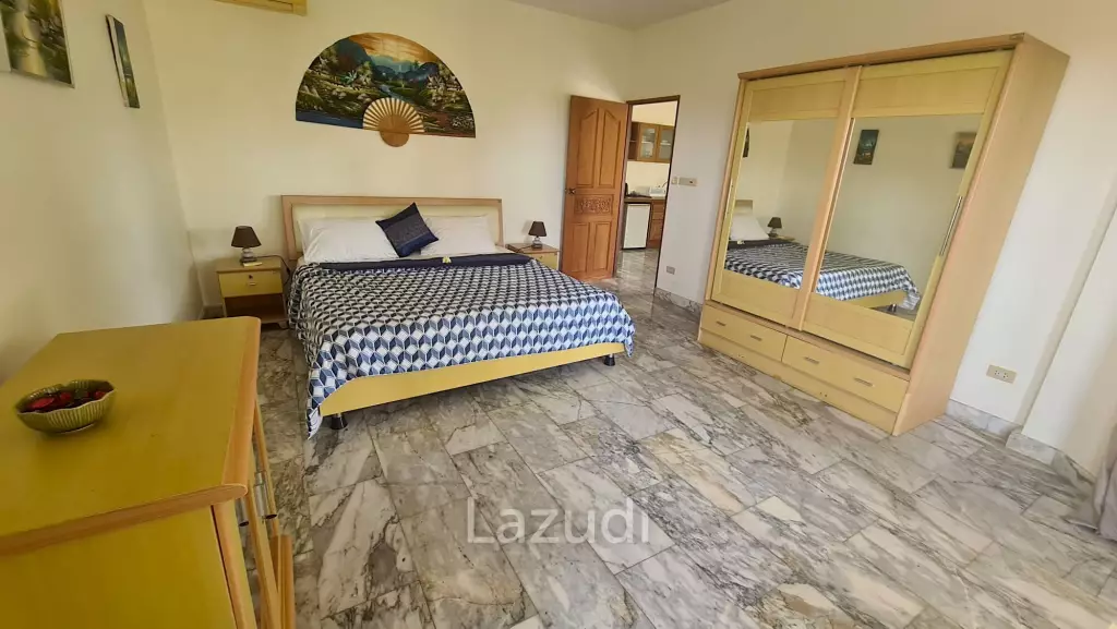 Resort complex with villa and 4 separate bungalows in Cha Am