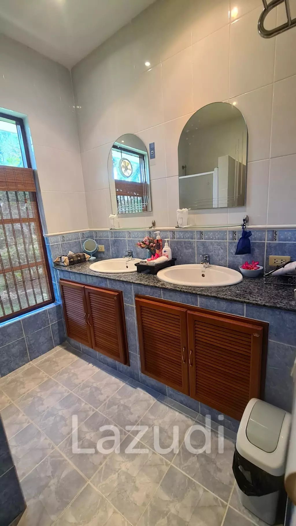Resort complex with villa and 4 separate bungalows in Cha Am