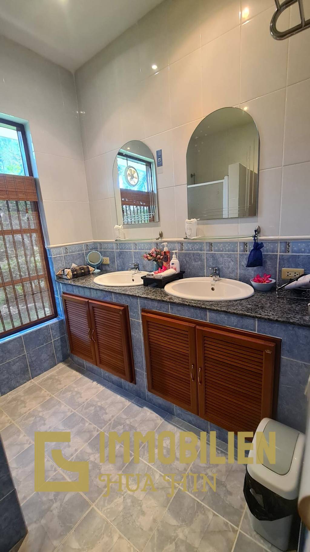 Resort complex with villa and 4 separate bungalows in Cha Am