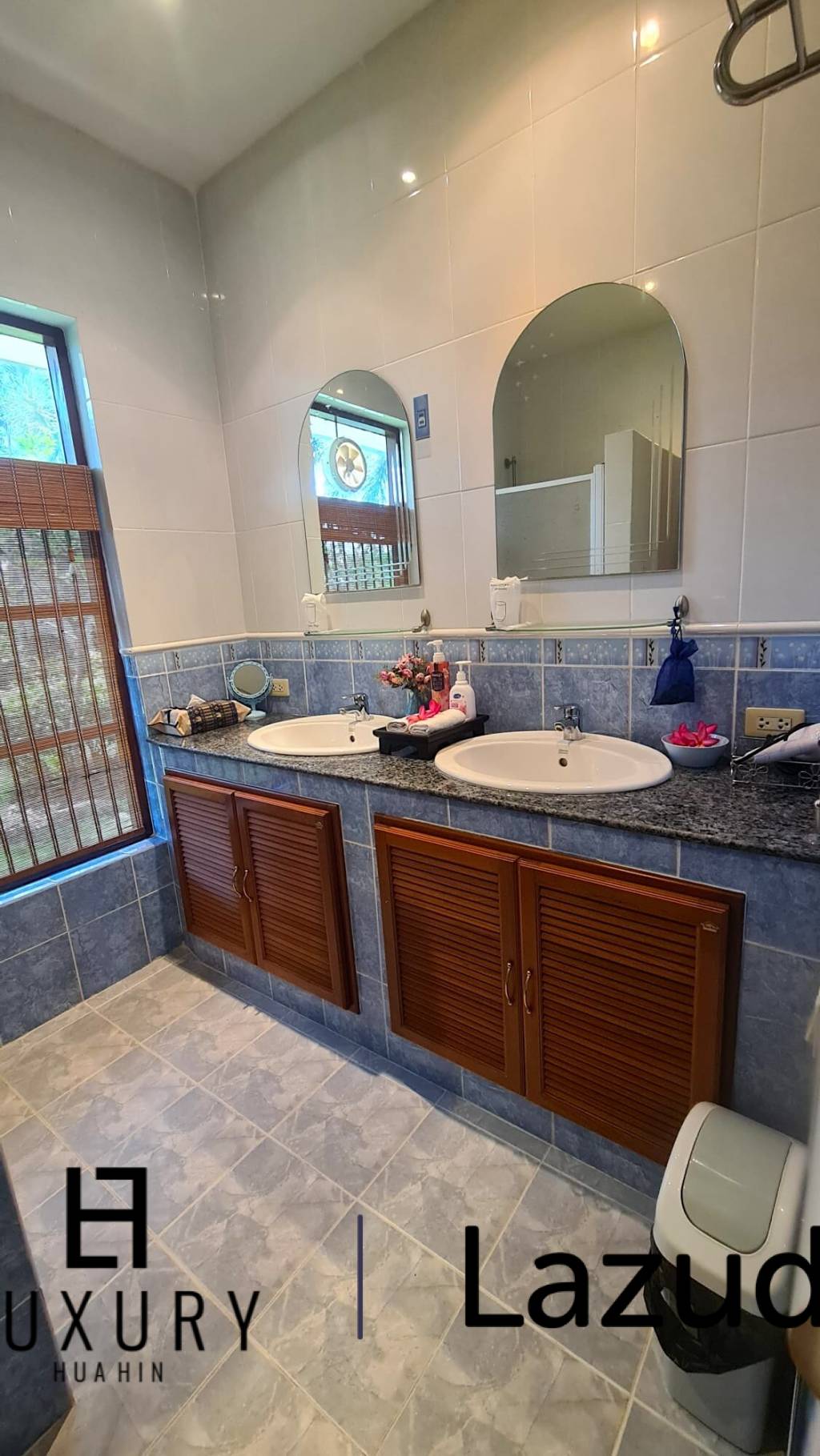 Resort complex with villa and 4 separate bungalows in Cha Am