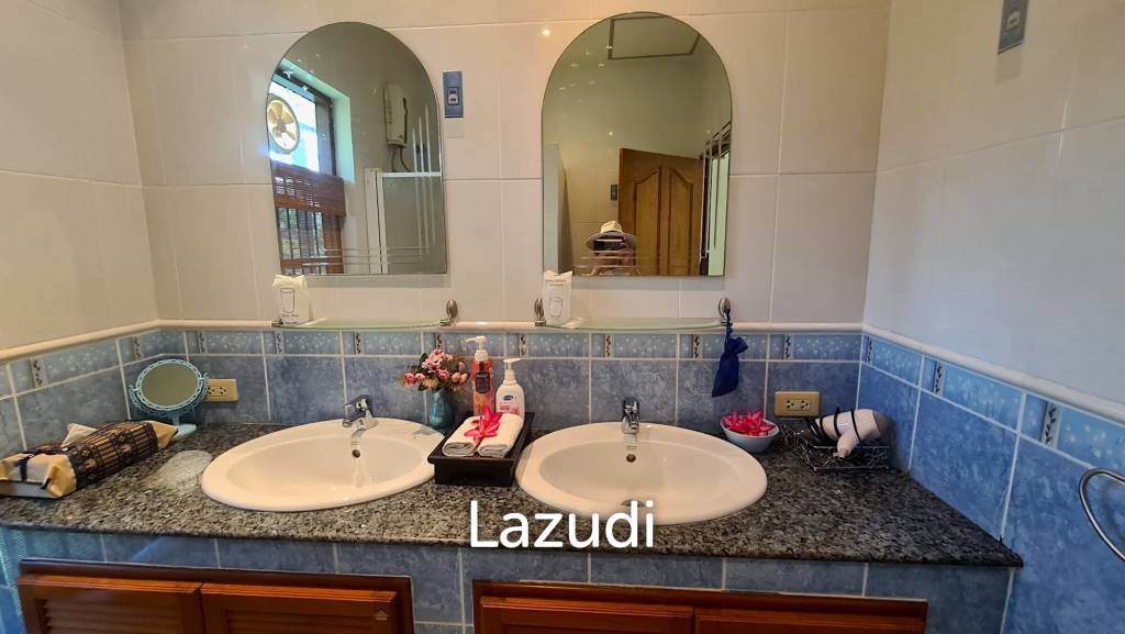 Resort complex with villa and 4 separate bungalows in Cha Am