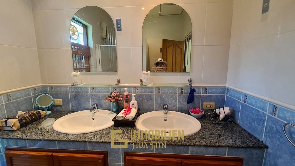 Resort complex with villa and 4 separate bungalows in Cha Am