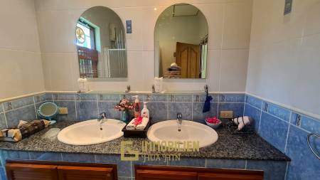 Resort complex with villa and 4 separate bungalows in Cha Am