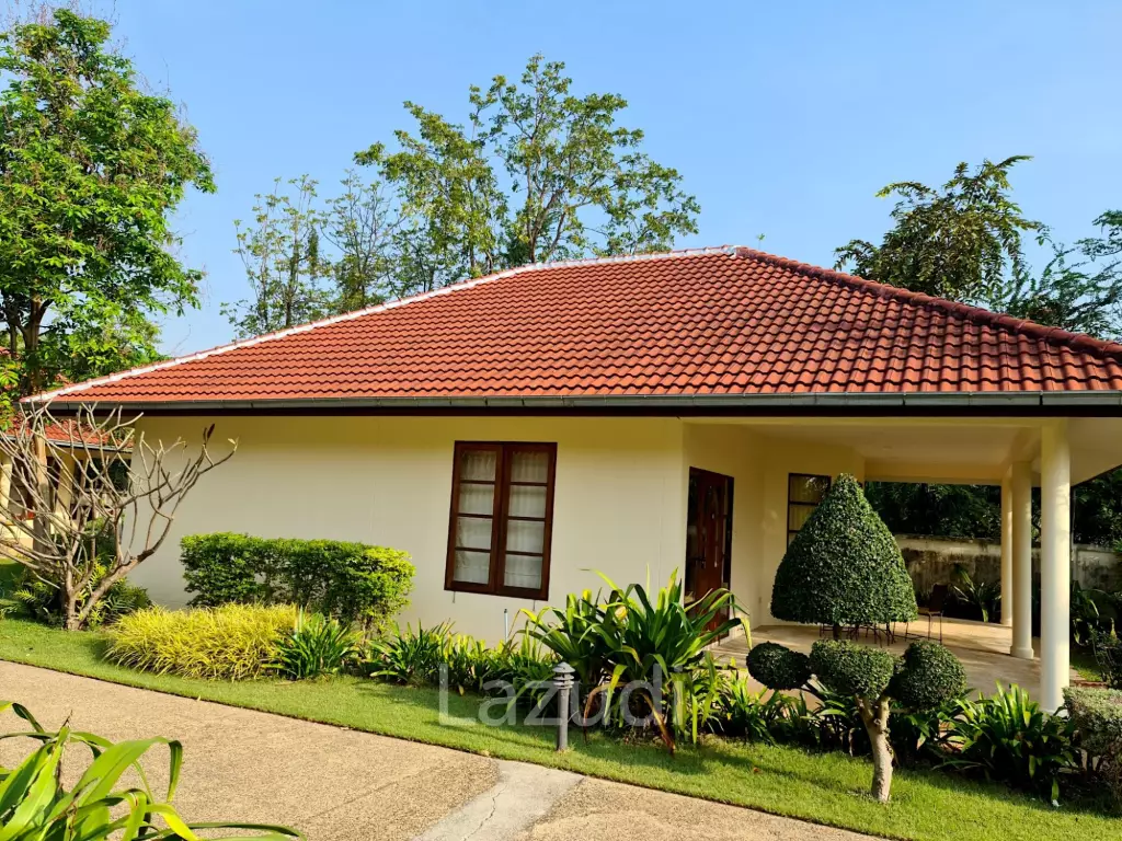 Resort complex with villa and 4 separate bungalows in Cha Am