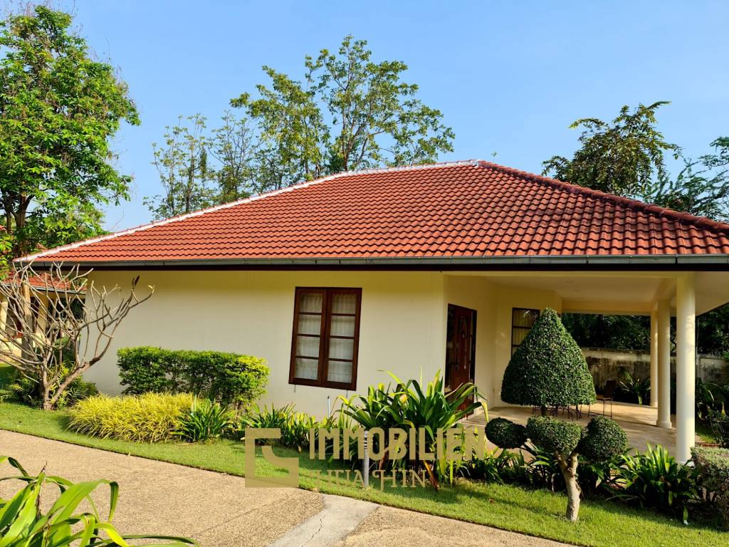 Resort complex with villa and 4 separate bungalows in Cha Am