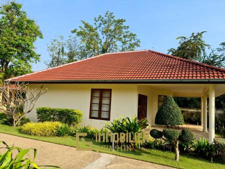 Resort complex with villa and 4 separate bungalows in Cha Am