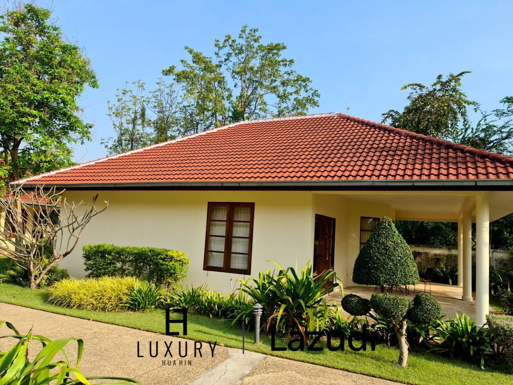 Resort complex with villa and 4 separate bungalows in Cha Am