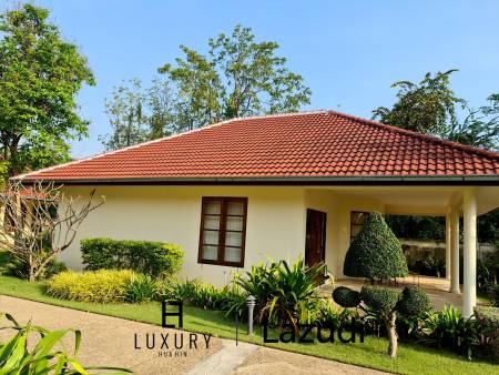 Resort complex with villa and 4 separate bungalows in Cha Am