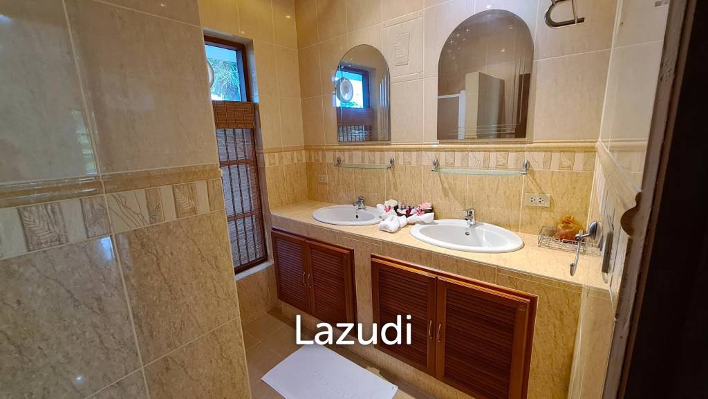 Resort complex with villa and 4 separate bungalows in Cha Am