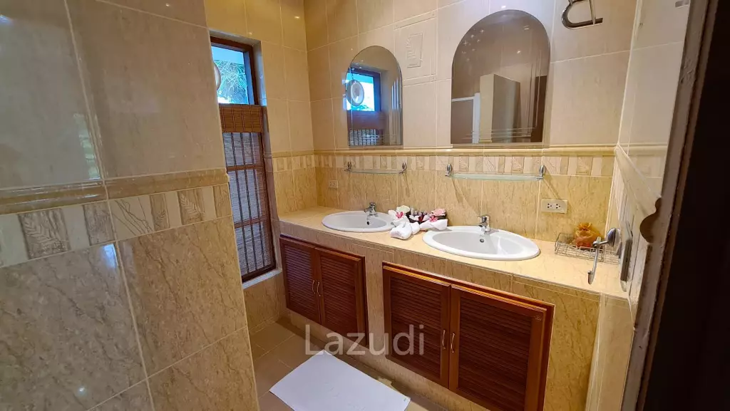 Resort complex with villa and 4 separate bungalows in Cha Am
