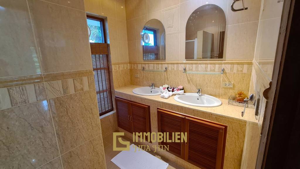 Resort complex with villa and 4 separate bungalows in Cha Am