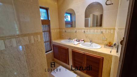 Resort complex with villa and 4 separate bungalows in Cha Am