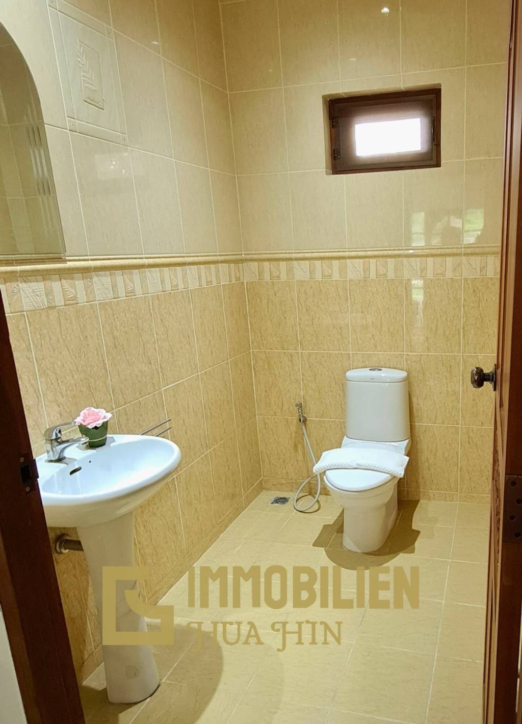 Resort complex with villa and 4 separate bungalows in Cha Am