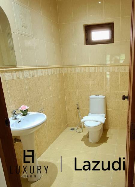 Resort complex with villa and 4 separate bungalows in Cha Am