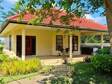Resort complex with villa and 4 separate bungalows in Cha Am