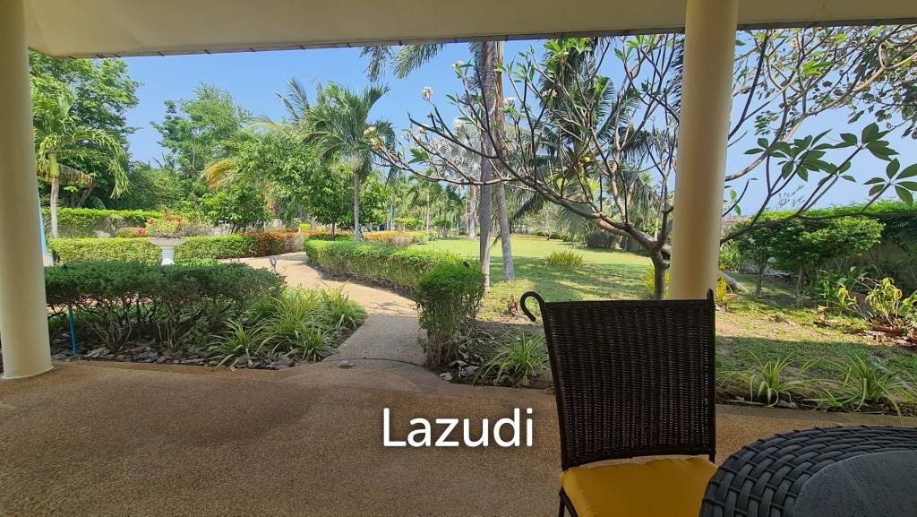 Resort complex with villa and 4 separate bungalows in Cha Am