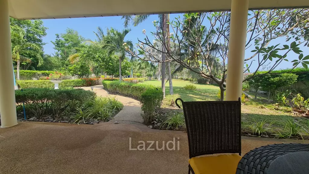 Resort complex with villa and 4 separate bungalows in Cha Am