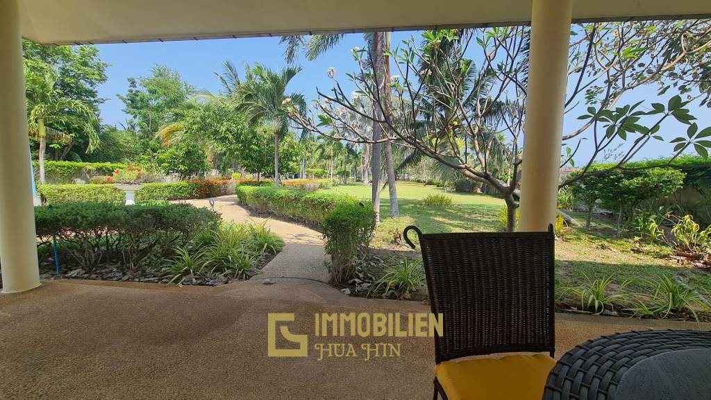 Resort complex with villa and 4 separate bungalows in Cha Am