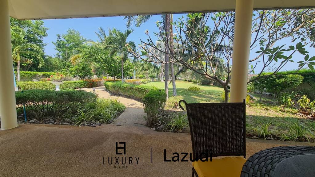 Resort complex with villa and 4 separate bungalows in Cha Am