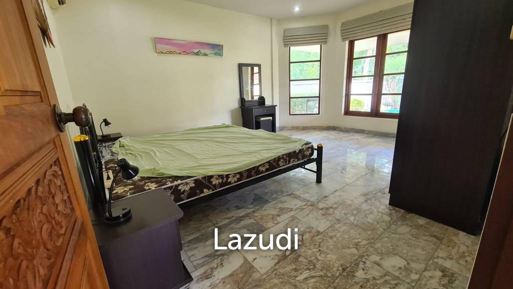 Resort complex with villa and 4 separate bungalows in Cha Am