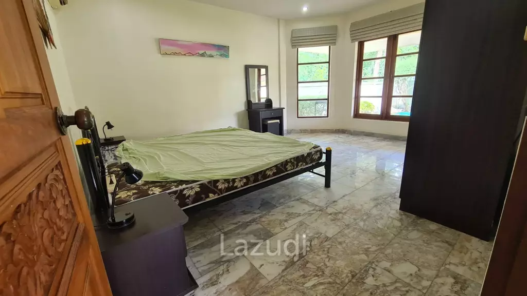 Resort complex with villa and 4 separate bungalows in Cha Am