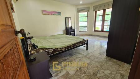 Resort complex with villa and 4 separate bungalows in Cha Am