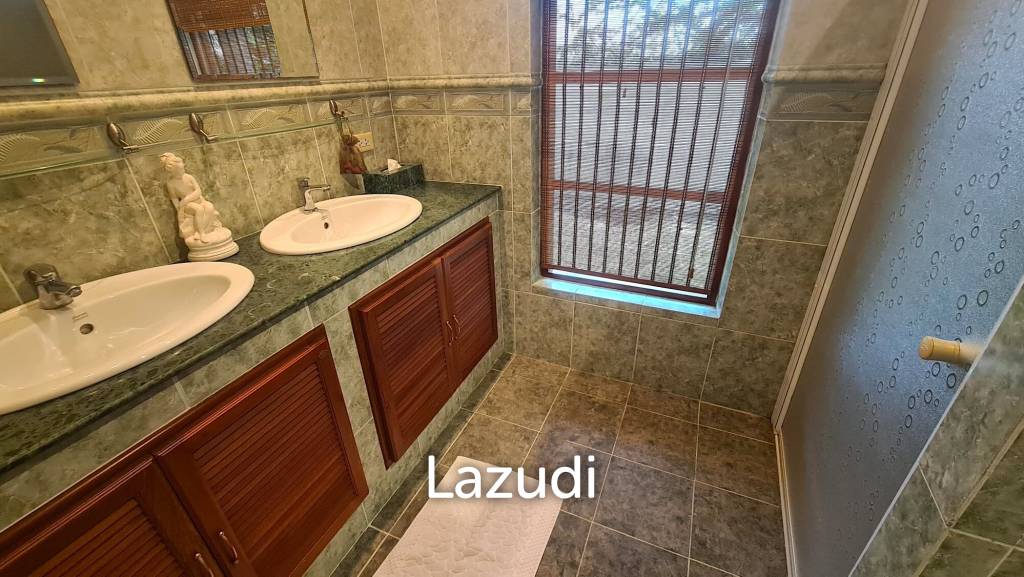 Resort complex with villa and 4 separate bungalows in Cha Am