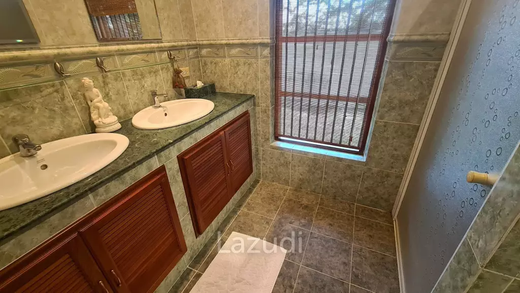Resort complex with villa and 4 separate bungalows in Cha Am