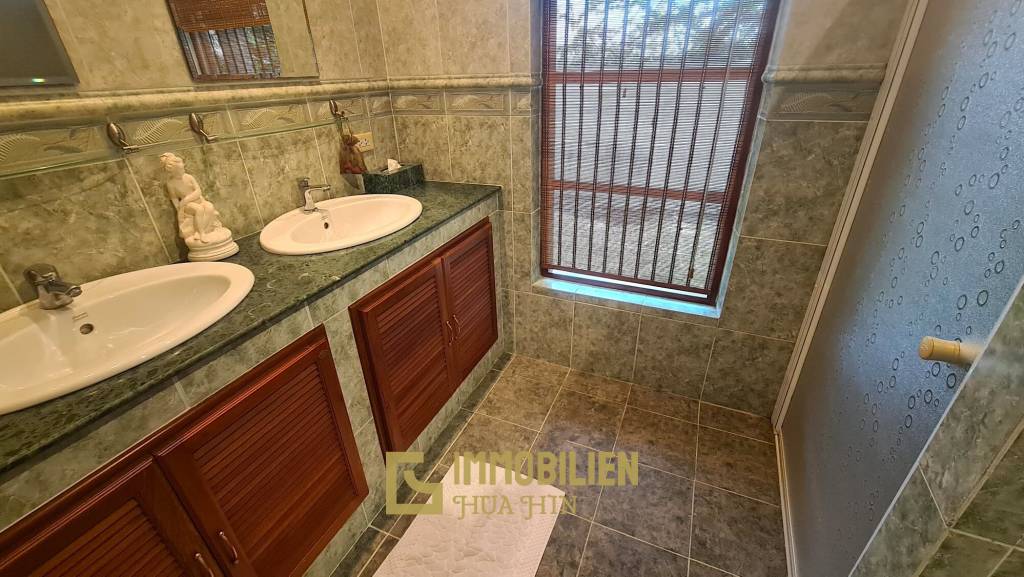 Resort complex with villa and 4 separate bungalows in Cha Am