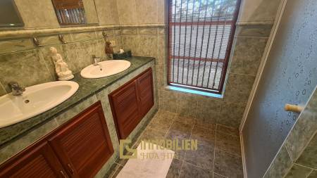 Resort complex with villa and 4 separate bungalows in Cha Am