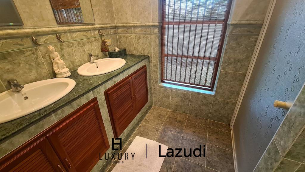 Resort complex with villa and 4 separate bungalows in Cha Am