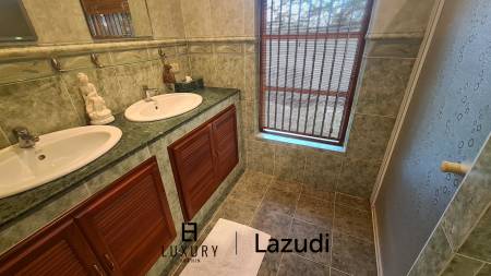 Resort complex with villa and 4 separate bungalows in Cha Am