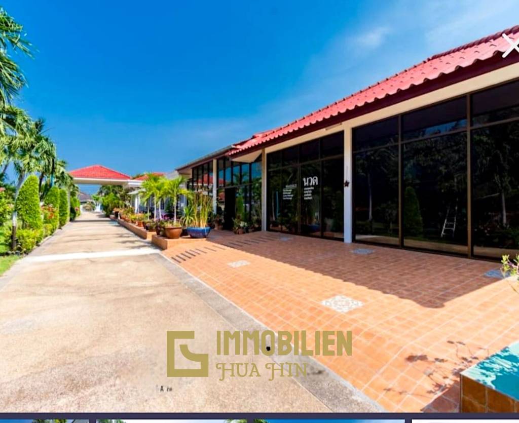 Resort complex with villa and 4 separate bungalows in Cha Am