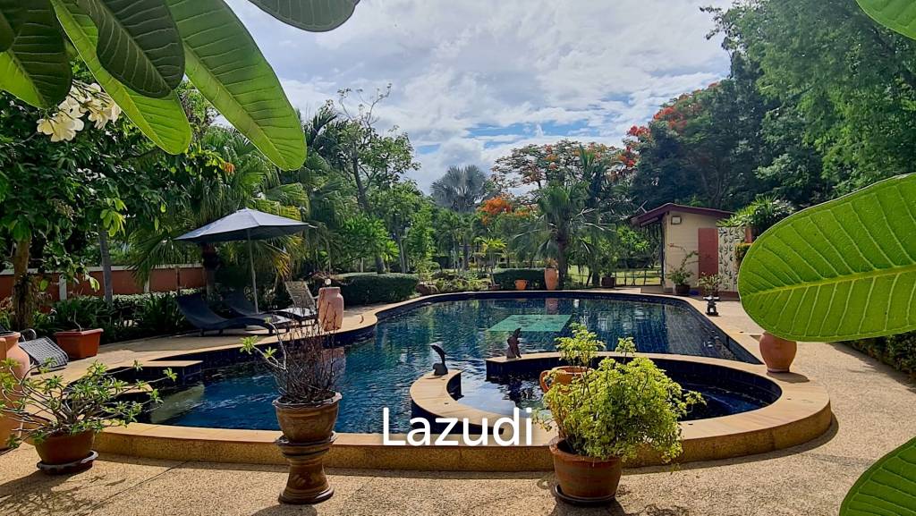 Resort complex with villa and 4 separate bungalows in Cha Am