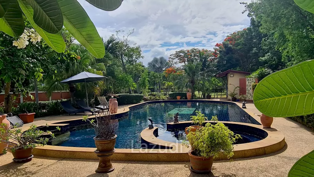 Resort complex with villa and 4 separate bungalows in Cha Am