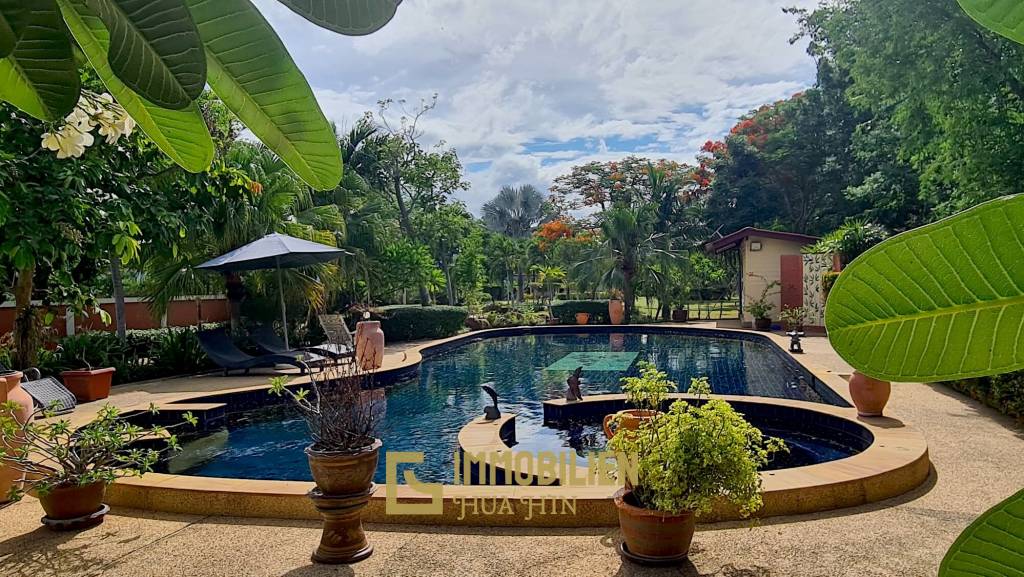 Resort complex with villa and 4 separate bungalows in Cha Am