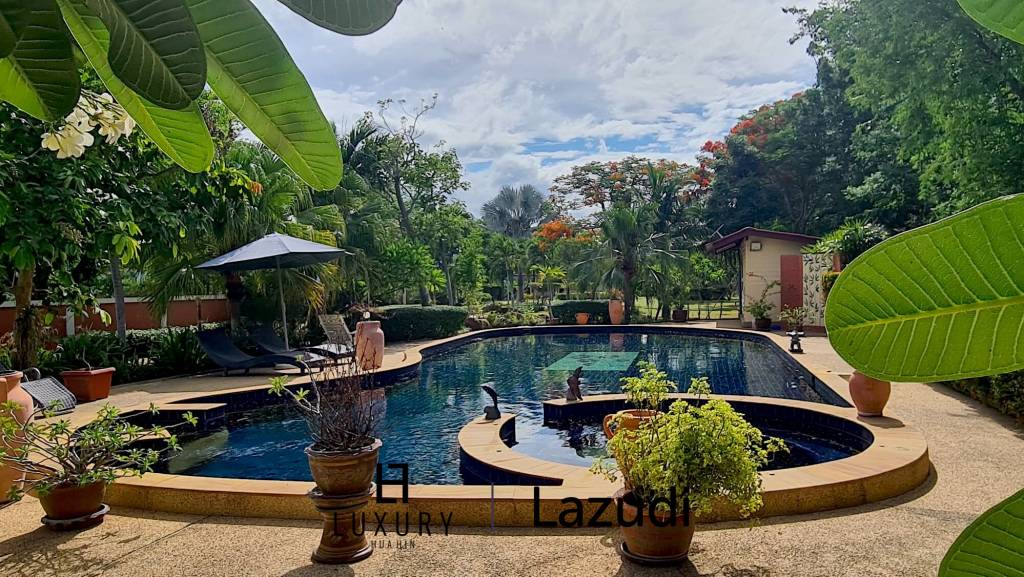 Resort complex with villa and 4 separate bungalows in Cha Am