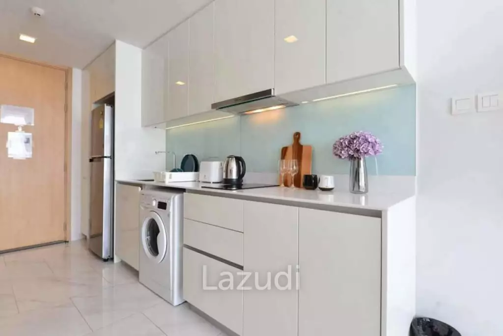 34.5 sqm condo Hyde Sukhumvit 11 on 10th floor in Khlong Toei Nuea Bangkok
