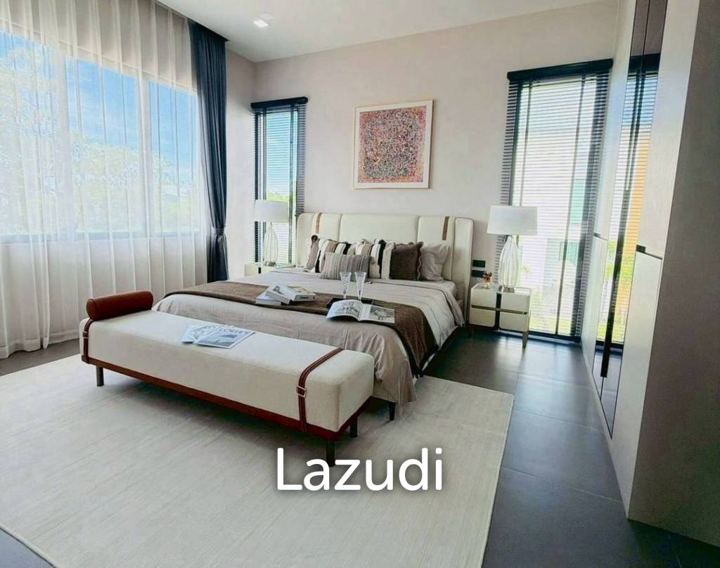 Ultra-Modern 4-Bedroom Luxury Pool Villa for Sale at Palm Lakeside