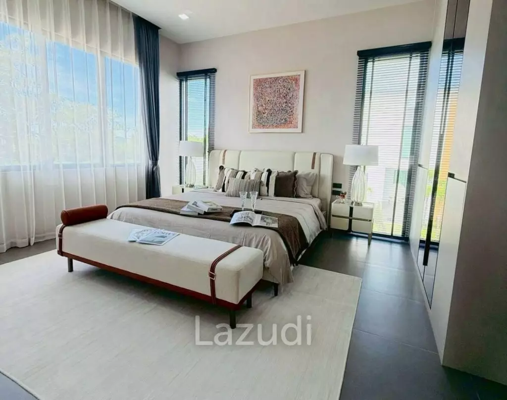Ultra-Modern 4-Bedroom Luxury Pool Villa for Sale at Palm Lakeside