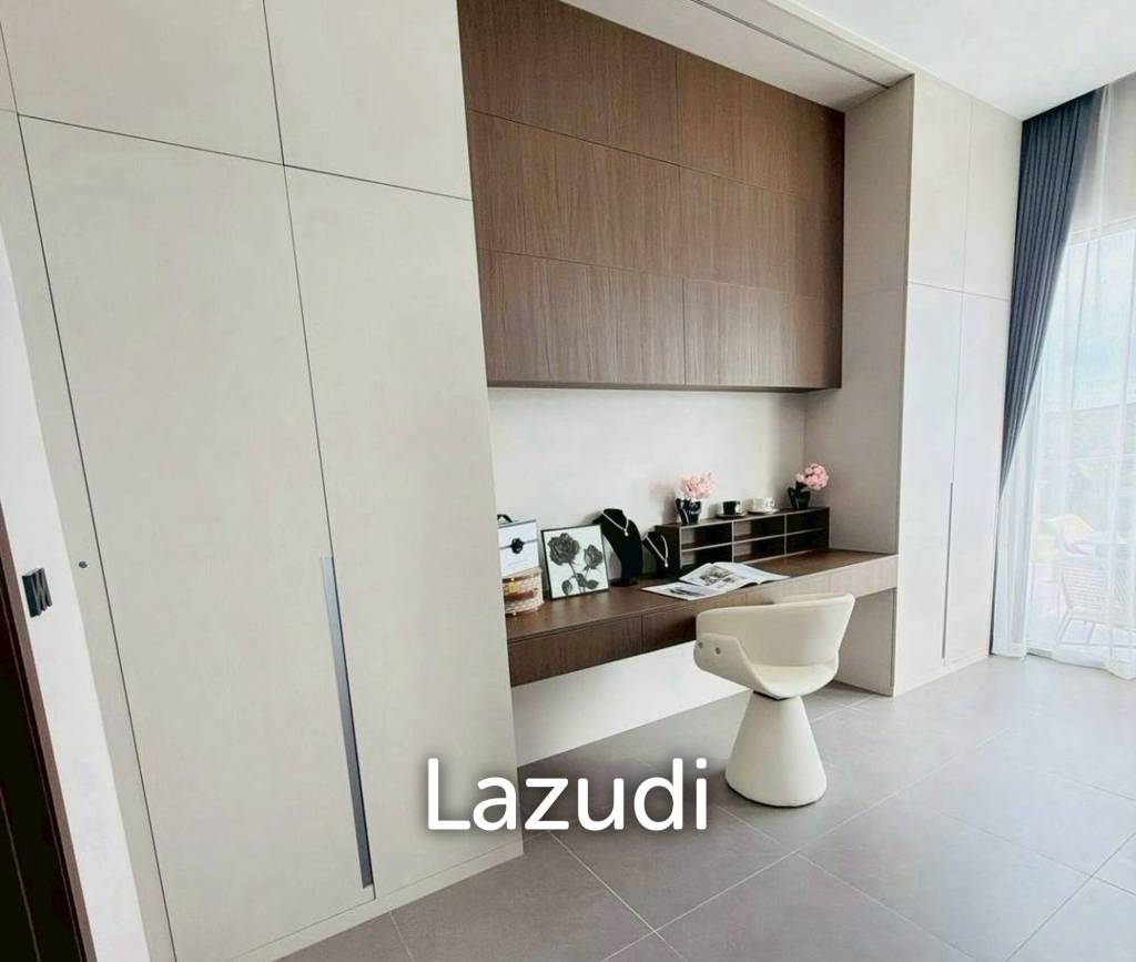 Ultra-Modern 4-Bedroom Luxury Pool Villa for Sale at Palm Lakeside
