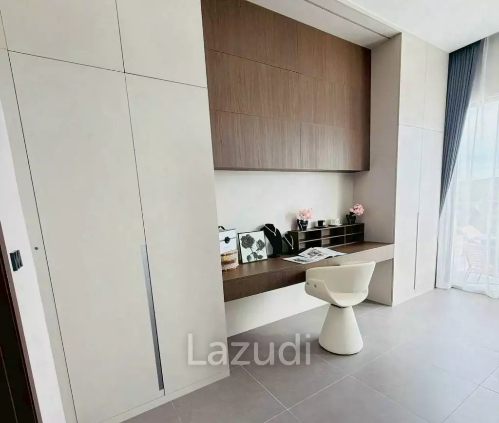 Ultra-Modern 4-Bedroom Luxury Pool Villa for Sale at Palm Lakeside